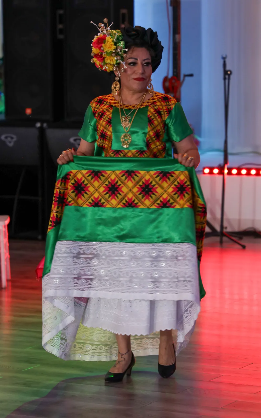 Green two-piece tehuana outfit with geometric cadenilla decoration and white lace holán at Oaxaca en Utah’s Fashion Show 2025