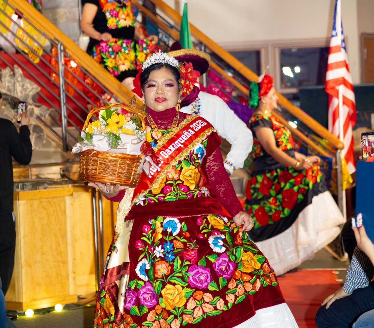 Participantes de Oaxaca en Utah con blusas bordadas y faldas coloridas en el Desfile de Moda 2026