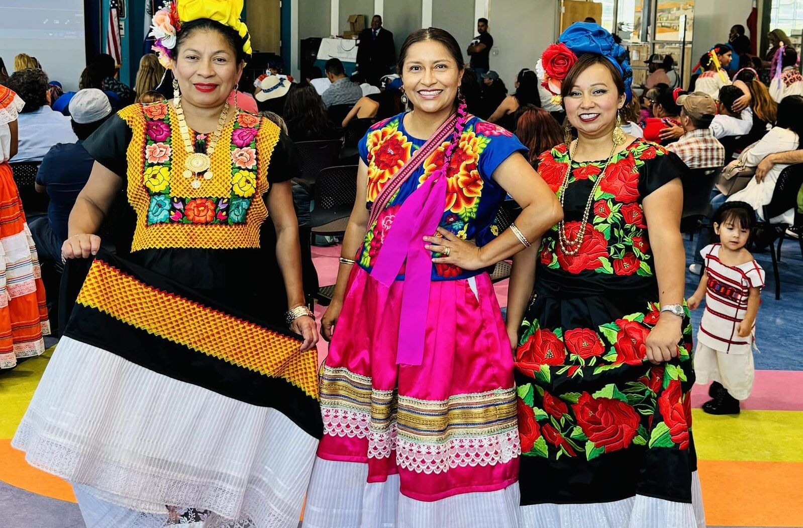 Participantes de Oaxaca en Utah con vestimenta tradicional llena de color
