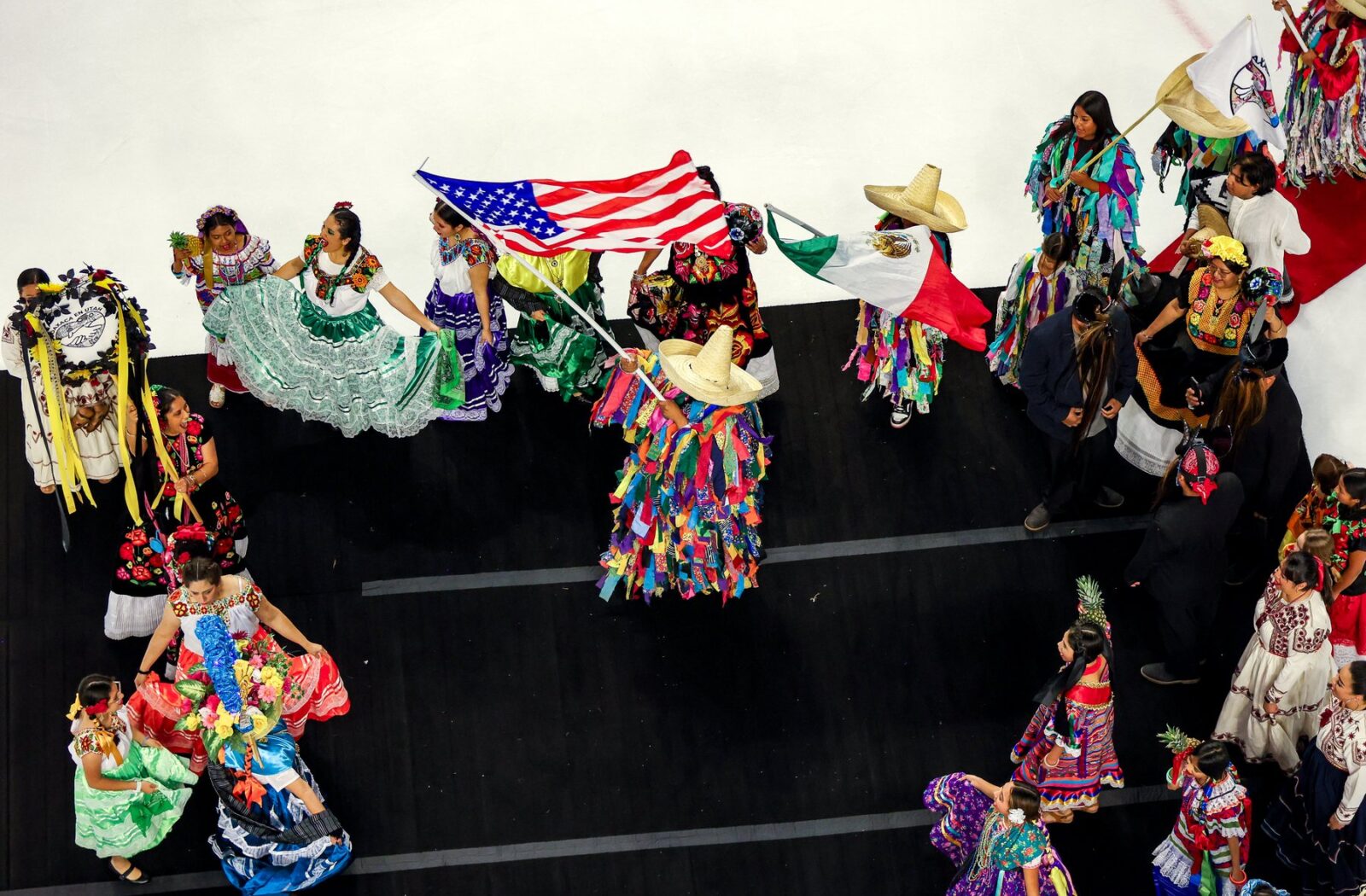 Participantes de Oaxaca en Utah durante una presentación de 2025 en Maverik Center
