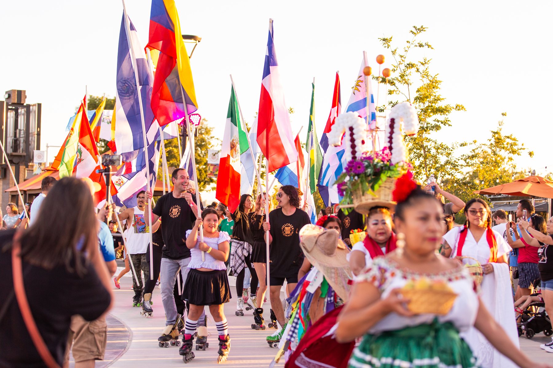 Una procesión lleva numerosas banderas latinoamericanas por Millcreek Common