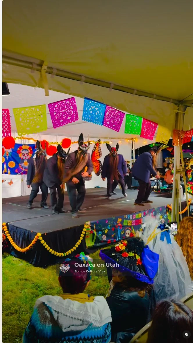 Diablos de Oaxaca en Utah se presentan en el escenario durante Día de los Muertos 2025 en Evergreen Memorial Park