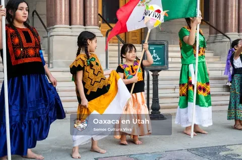 Participantes de Oaxaca en Utah en las escalinatas del edificio cívico durante Living Traditions 2026